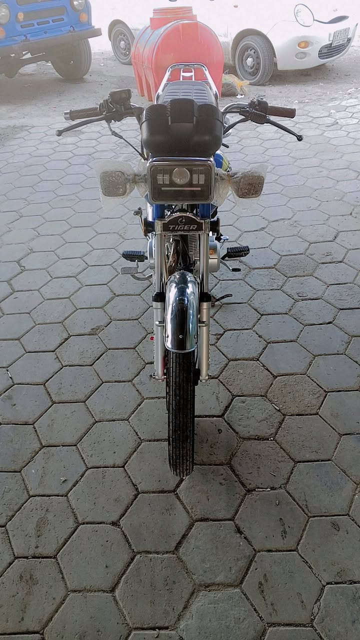 سلام عليكم دراجة للبيع موديل 24 كفاله عامه سعر خاص او تصال ع رقم *********** مكان واسط صويرة  شراي يشلع عيوني
