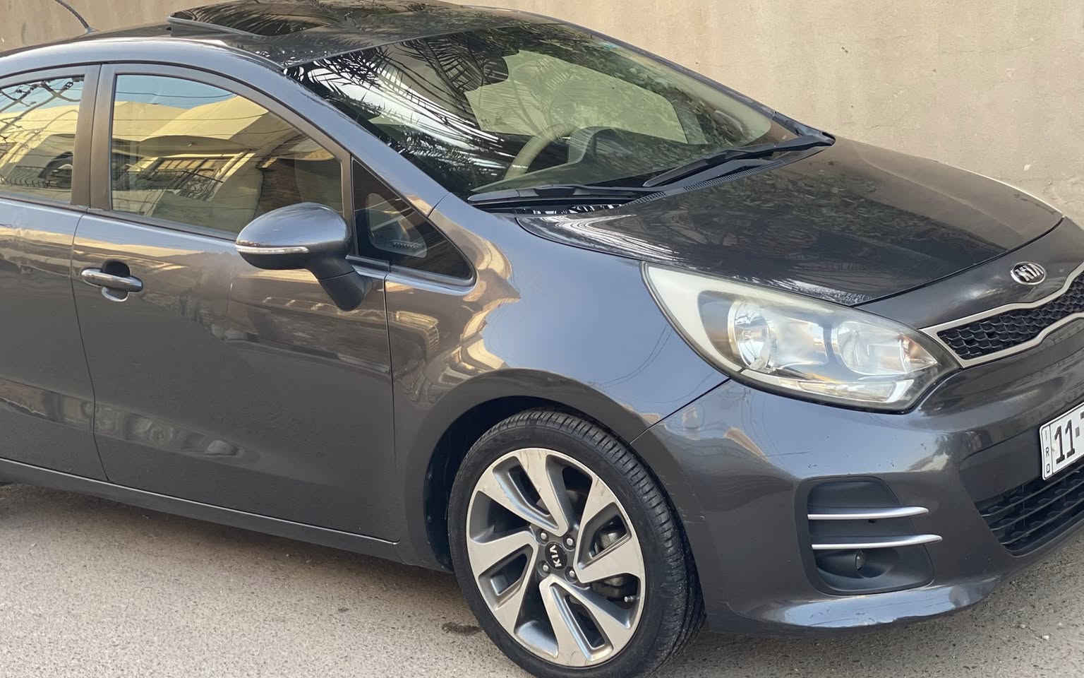 كيا ريو خليجي 2015  لون رصاصي لوك شركة مكفولة من الصبغ والحادث حتى الدعاميات بلادية فول مواصفات .. بصمة + سلايد+ تحكمات + حاكية +حساسات + مري شفط+ ويل كب حجم ١٧ ماشية 100 كم رقم بغداد الانكليزي وهزة جديدة موجودة بالكريعات السعر 100$ للاستفسار الاتصال .. ***********
