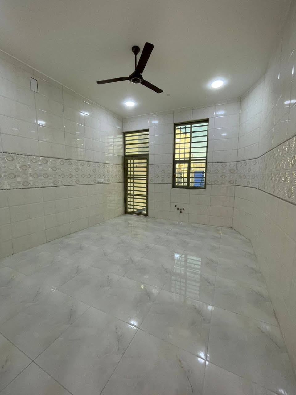 سلام عليكم بيت اللايجار المساحة 150 متر يحتوي على 3 غرف نوم صالة مطبخ وصحيات البناء 2023 محتاج عائلة تكون تحافض على البيت بي ماطور وتانكيات وسخان ايجارة 450 مكانة الدورة بشارع ابو طيارة اسوي عقد ويا المأجر المدة 5 سنوات الاستفسار اكثر وتساب (***********) ماريد دلال يخابرني يكلي عندي موأجر يأجرة ب600 محتاج عائلة فقط تحافض على بيت
