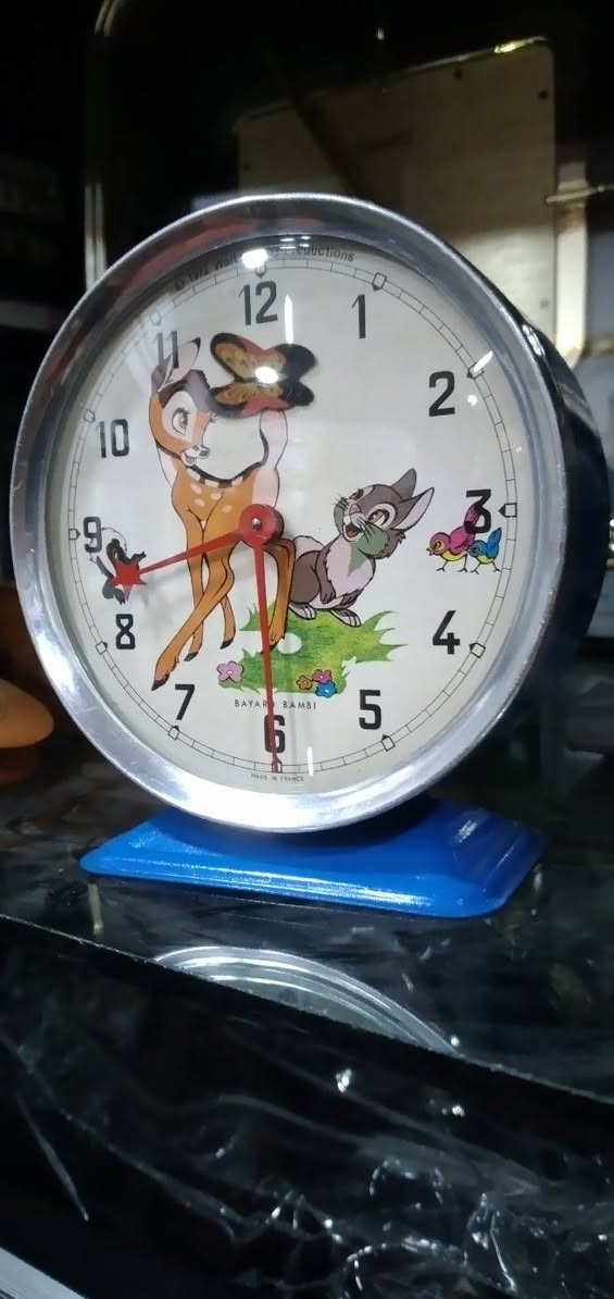 ساعة منبه كلاسيكية من طراز Bayard Bambi، 
 تتميز الساعة برسومات لشخصية "بامبي" الشهيرة من ديزني وصديقه "تامبر" على وجه الساعة.
التصميم: تأتي بإطار معدني دائري وقاعدة زرقاء، وهي مصنوعة في فرنسا.
النوع: ساعة ميكانيكية


**إذا كنت صاحب هذا الإعلان وتريد حذفه لأي سبب، رجاءا أرسل رسالة إلى الدعم الفني**