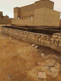 ورحمة الله وبركاتة خلفه بناء بلوك وحجر بسعار مناسبه ورزق عل الله سبحان...