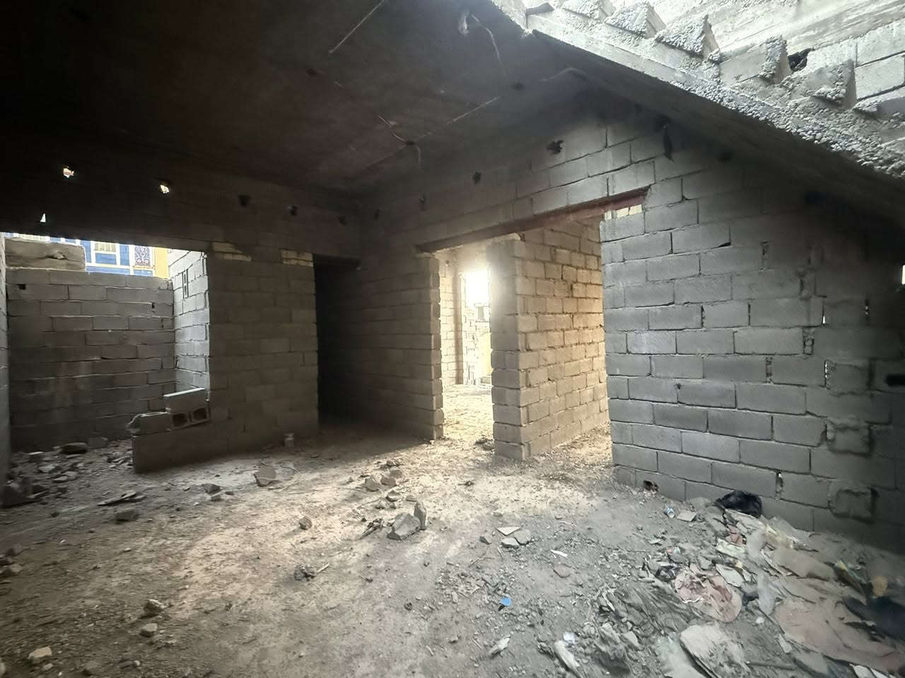 هيكل طابو زراعي في حي ( ازليزل ) 
بجانب بيت سيد ( شهيد الجمراوي ) 
مساحة 200 م 
بناء ابلوك - صب كونكريت 
يحتوي على ( غرفتين نوم ) 
صحيات داخلية + خارجية 
البيت ( طابقين ) 
كهرباء - ماء - مجاري 

للاستفسار مراجعة مكتب ( غيدان ) للعقار  
واسط - الزبيدية - مقابيل حي ( الصناعي )  
***********  
*********** محمد سيد غازي
