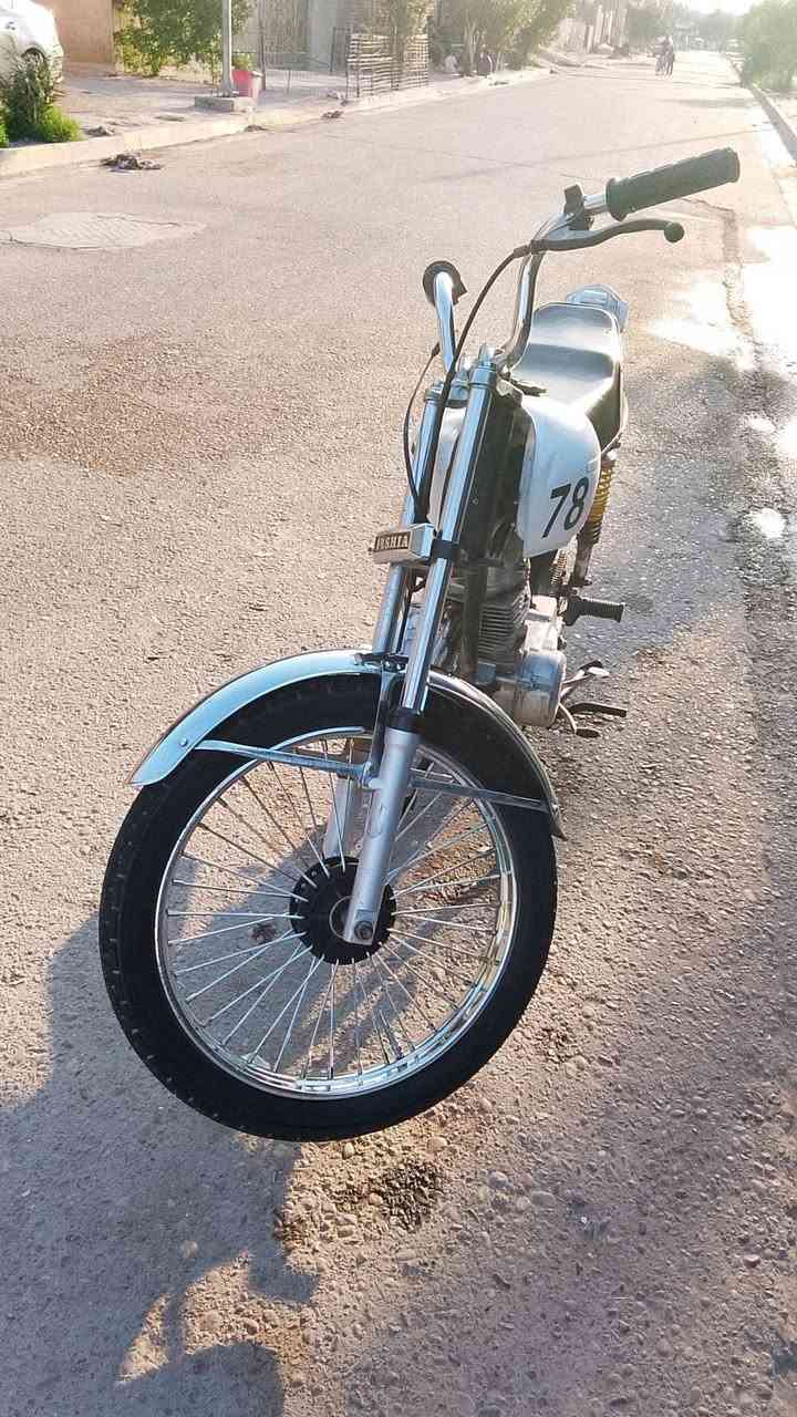 سلام عليكم
دراجه للبيع نامه دراجه مجفته وبيه نضوح من لكور لدراجه حلوه ناعمه يرادله كابريتر مالته تجاري وكلشي واضح كدامك السعر 450 خابرني وتدلل ‪0776 037 6704‬‏
