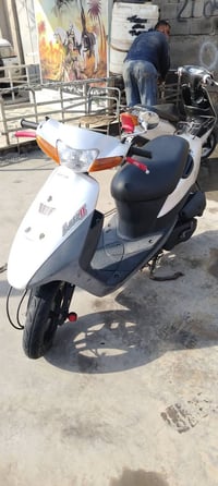 دراجة سازوكي للبيع جديده مال رمبه صارلي شهرين من طلعته من الوكيل اوراق...