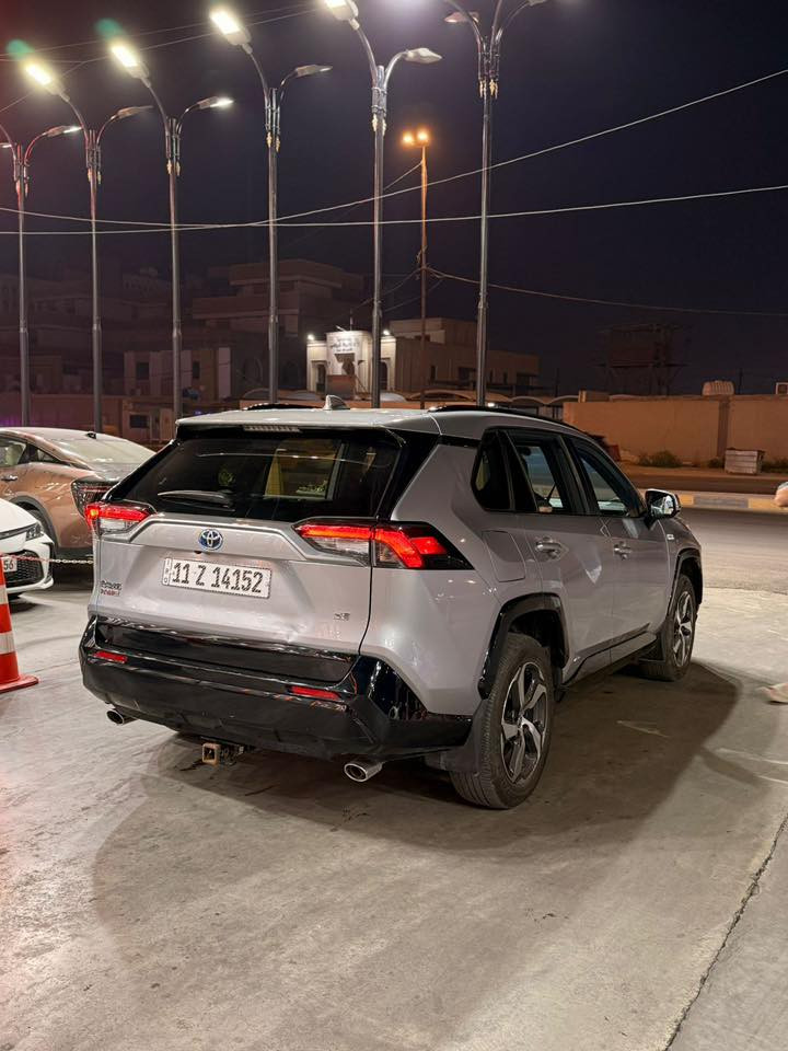 تويوتا راف4 هايبرد + Plugin فئة SE PRIME موديل 2023 وارد امريكي
فئة Prime تختلف بالقوة والعزم والمواصفات والمتانة عن هايبرد العادي
القوة 305 حصان بينما الهايبرد العادية 215 حصان
الشحن تمشي 75-100 كيلو بدون بانزين ومعدل سرعه مفتوح … يعني تبقه شهر ماتشوف البنزين شنو لونه
نوع البطارية ليثيوم ايون ياباني 100% 
مواصفات:
شاشه كامره
بطارية ليثيوم (وليس نيكل) كفاءة اعلى وتحمل وعمر افتراضي طويل 
تشغيل بصمه
فتحه سقف
دفع رباعي
تدفئة على المقاعد الامامية 
تدفئة الستيرن
كراسي كهرباء
رادار مانع تصادم
رادار نقطه عمياء
رادار تحديد مسار
تشيغل عن بعد
تشغيل مكييف السيارة عن بعد 
بصمه على الابواب
دخول ذكي 
صندوق كهربائي 
شاشه تدعم كاربلي واندرويد
اضواء و ليد 
مرشات ودوسات كروم ويل 19
شاشه تدعم نافيكيشن
قطعتين تكييف
قيادة اليه
سايد بريك الكتروني
اوتوهولد
ومواصفات اضافيه حلوه 
مكان السيارة بغداد
مرقمه جاهزه رقم بغداد
الضرر: دعاميه وخشم الشاصي بي تعديل وموجود بارد في السياره بدون صبغ 
جميع الايرباكات شغاله وراجعه سستم 
حقيقي 
للتواصل: عالخاص او واتساب على الرقم
0771 653 4325
