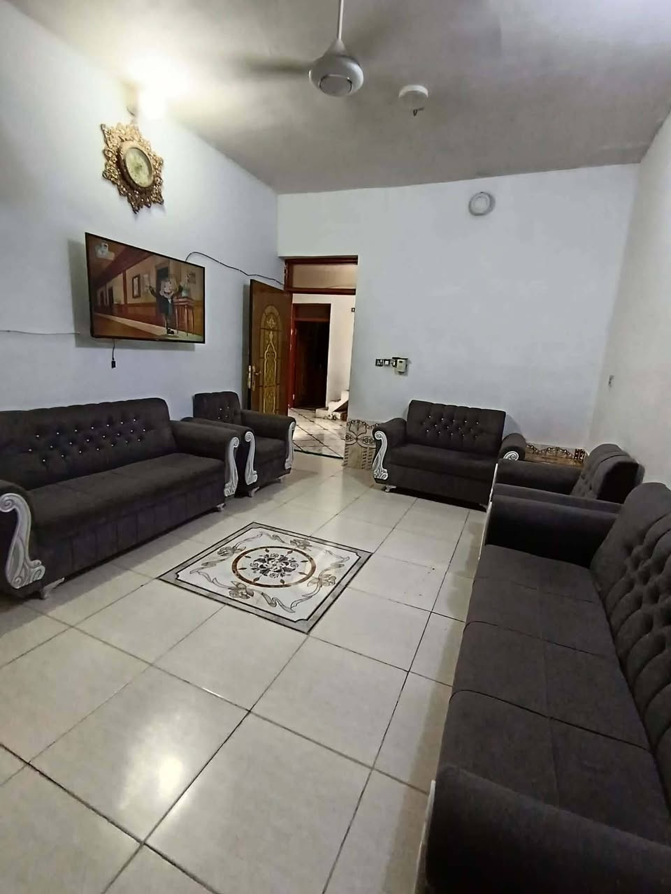 السلام عليكم بيت للبيع أبو غريب حي الشهداء بناء جديد
المساحة 120 متر طابقين قرب جامع الرحمان الرحيم والسوق 
طابو صرف تحويل ثاني يوم افتحلك بيان السعر 105وبي مجال بسيط مراسله واتساب ***********
