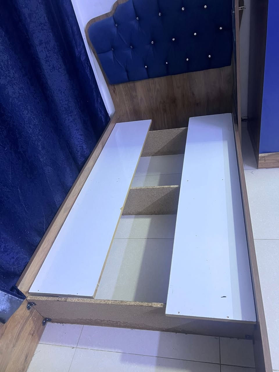 غرفة نوم للبيع مستعمل جدا قليل
سرير عدد 2
ميز تواليت 
كومديات 
كنتور 4 طلاكات
السعر 250 الف 
***********
العنوان حي العدل
