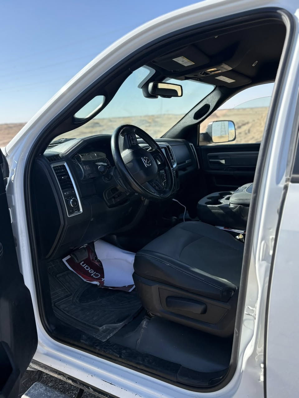 رام باور واغن 2018 حجم 2500بانزين مكينة فحل 6400 
سيارة بدون ايرباك حادثها بسيط
ماشية 56 الف فقط
السيارة جديدة ومكينة مكفولة 
السيارة  كيرها  بالاستعمال الطويل تبوك نمرة تحتاج تصليح
ابيعها على وضعيتها
السعر 175 ورقة
***********
