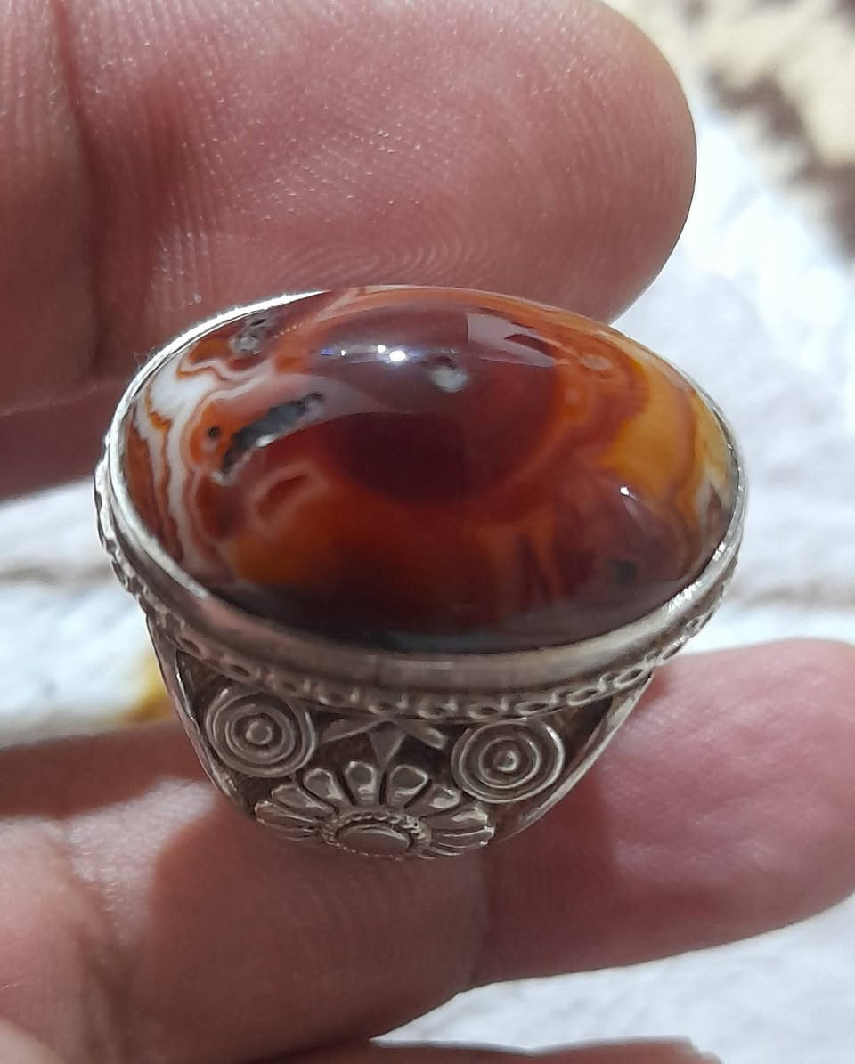 السلام علكيم /سليماني احمر قديم صياغه ثكيله قياسه٢٢يوجد توصيل لجميع المحافضات
***********واتس
