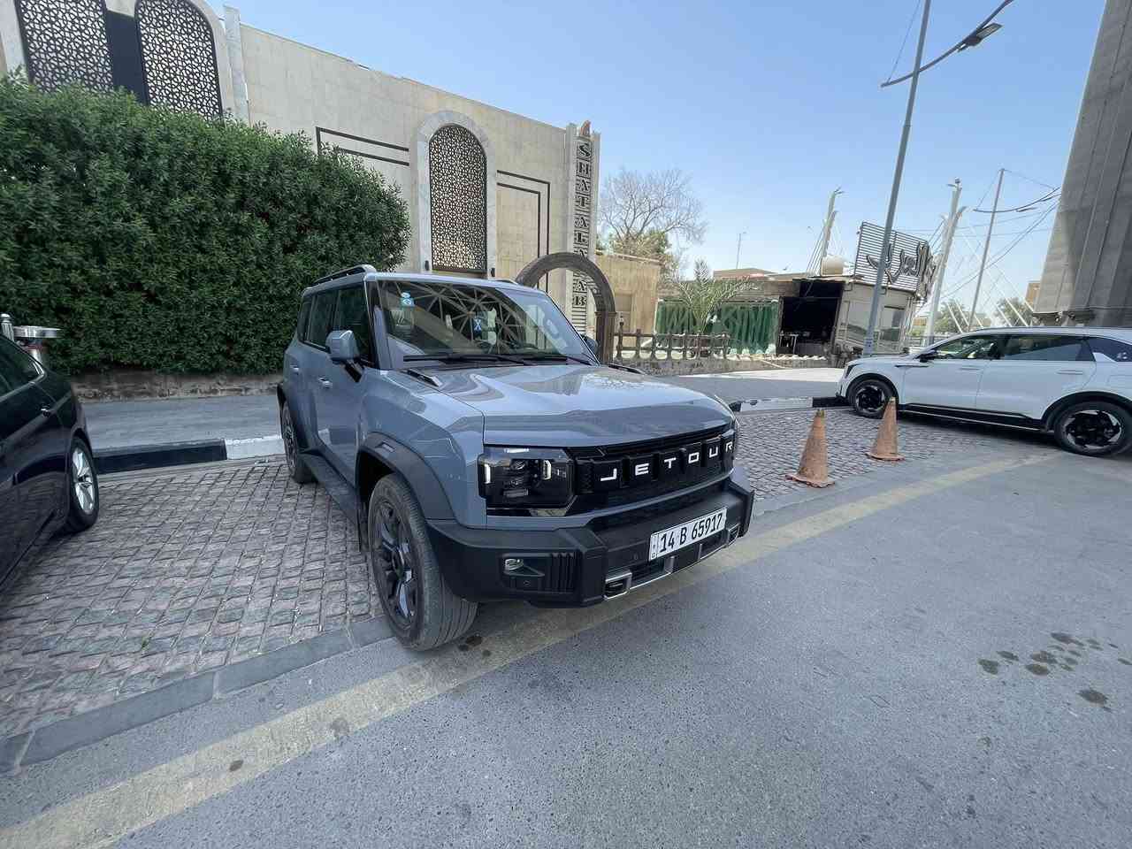 السلام عليكم
للبيع فقط 

بدون مراوس فقط بيع 

جيتور 2026 

Jetuor T2 2026

ارغب واغلى لون بهذا موديل ( سموك ) او زيتوني دواخل

ماشية14 الف كيلو متر 

ام الضمان بعده ضمان شركة هارلم

داخل زيتوني حزام برتقالي

فول 1/1

    مكينة 2000 تيربو

* قوة 251 حصان

* عزم 390 نيوتن متر

* جير أوتوماتيك DCT من 7 سرعات

* دفع رباعي XWD ذكي

* عدة أوضاع قيادة: عادي، اقتصادي، رياضي، ثلج، رمل، صخور، X Mode

* قفل دفرنس إلكتروني

* نظام نزول المرتفعات وصعود التلال

* نظام Crawl Control للطرق الوعرة

* خلوص أرضي 220 ملم تقريباً  

* ABS

* ESP نظام الثبات الإلكتروني

* TCS مانع الانزلاق

* 360 كاميرا محيطية

* رادارات أمامية وخلفية

* مراقبة النقطة العمياء BSD

* تحذير الخروج عن المسار LDW

* المحافظة على المسار LKA

* فرملة طوارئ أوتوماتيكية AEB

* تحذير التصادم الأمامي FCW

* تحذير التصادم الخلفي RCW

* مثبت سرعة متكيف ACC

* مساعد الزحام المروري TJA  

* شاشة وسطية كبيرة 15.6 إنج

* عداد رقمي 10.25 إنج

* معالج Qualcomm Snapdragon 8155

* شحن USB و Type-C أمامي وخلفي

* شاحن لاسلكي

* إضاءة داخلية Ambient Light متعددة الألوان

* نظام صوتي 12 سماعة بالفئة العليا

* تحكم كهربائي بالمقاعد الأمامية

* تبريد وتدفئة للمقاعد

* ذاكرة مقعد السائق

* فتحة سقف بانوراما كبيرة  

* ويل 20 إنج

* مرايا كهربائية مع تدفئة وطي أوتوماتيك

* إنارة LED كاملة

* مساحات مطر أوتوماتيكية

* زجاج أمامي عازل للصوت

* إضاءة ترحيبية بالمرايا

* طاولة تخييم مدمجة بالباب الخلفي ببعض الفئات  

* عمق خوض ماء حتى 700 ملم تقريباً

* زاوية اقتراب 28°

* زاوية مغادرة 30°

* عرض معلومات الطرق الوعرة على الشاشة

* نظام رؤية أسفل السيارة الشفاف (Transparent Chassis)  

ومعروفة مواصفات ولون مميز ورقم بصره  تحويل بنفس اليوم 

السعر 41000000 مليون دينار عراقي

عنواني بصره جزائر ***********. وتساب فقط
