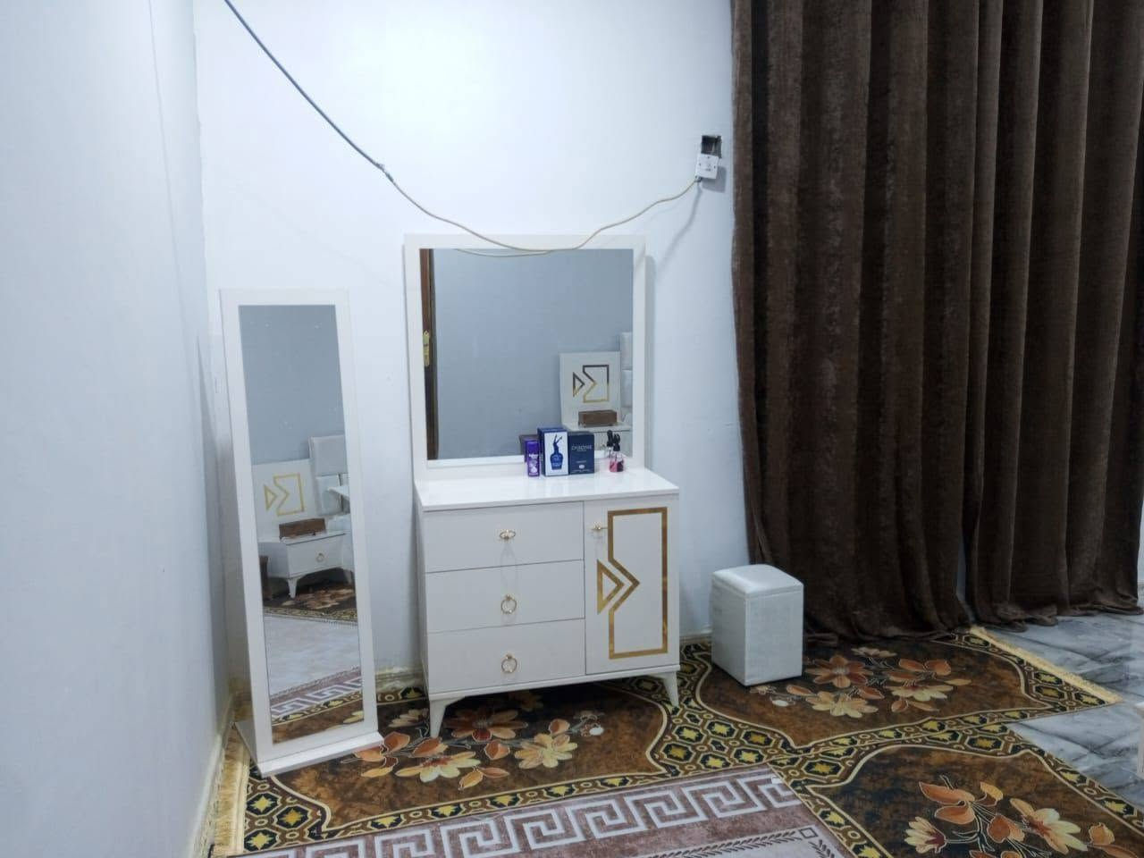 غرفه تركي البيع نضيفه سعره ب600 وبيها مجال  العنوان الناصريه الإسكان الصناعي رقم الهاتف ‭***********
