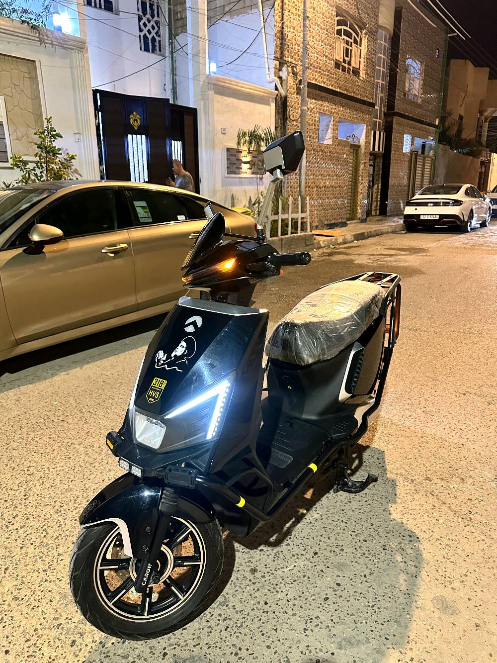 دراجة شحن CAROW 
دراجة شحن دراجة كهربائية 
اللون مميز
موجود درع وصندوق خارجي فيه 
من ماركة HVS 318
نضام 3 سرع  والسرعة الرابعة سبورت 
السرعة القصوى 120
دراجة بعدهي جديده 
تمشي بالشحنة الواحده 70 كيلو بالشاشة حسب الوزن او اكثر
6 بطاريات 
نضام حساسات جانبية وخلفية 
مانع للسرقة  
گلوبات عالي ناصي قوي
أشاير يمنى ويسرى 
دبل اشارة 
الكهربائيات كلهن شغالة 
الشاحنة الاصلية تدعم الشحن السريع 
هورن عالي
مرايات
صندوق كبير داخلي 
تحتوي على صندوق كبير خارجي
الملف 2500 حقيقي 
🔴السعر800 الف وبيهة مجال 
العنوان : البصرة : الامن الداخلي
الرقم : ***********
