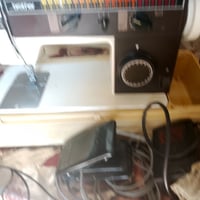 مكائن خياطة • ٢ قطع • للبيع