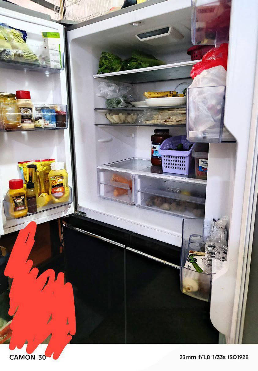 عندي حالة طارئه للبيع ثلاجه حديثه على لمس اربع ابواب ب450 تفرز ثلج وبيها الضمان هم جديده بالباكيت الرقم *********** الغزاليه
