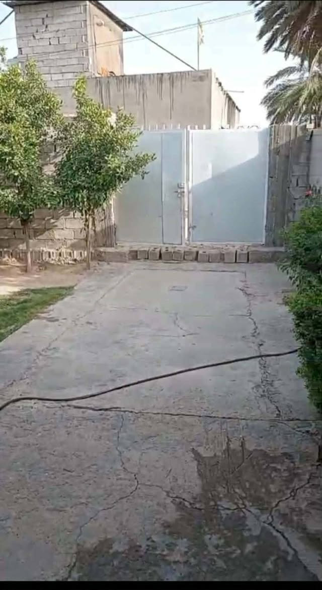 السلام عليكم مكلف بالنشر بيت للبيع المكان حي سكينه المساحه 220 يحتوي على غرفة نوم + مضيف + مطبخ + صاله + صحيات خارجيه وداخليه + حديقه *********** السعر 26 مليون وبي مجال
