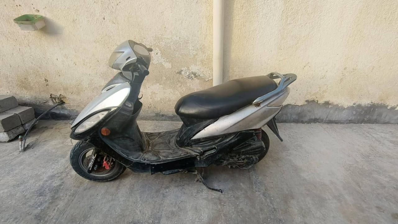 دراجة كامكو جي فور
مكينه بلاد ما مفتوحة 
كهربائيات شغالة 
تاير خلفي وبنزات جديدة 
عوزهة بس ترتيب كفرات وتفيلس لان صوتهة عالي 
ب 400 وبيهة مجال 
رقمي ***********

