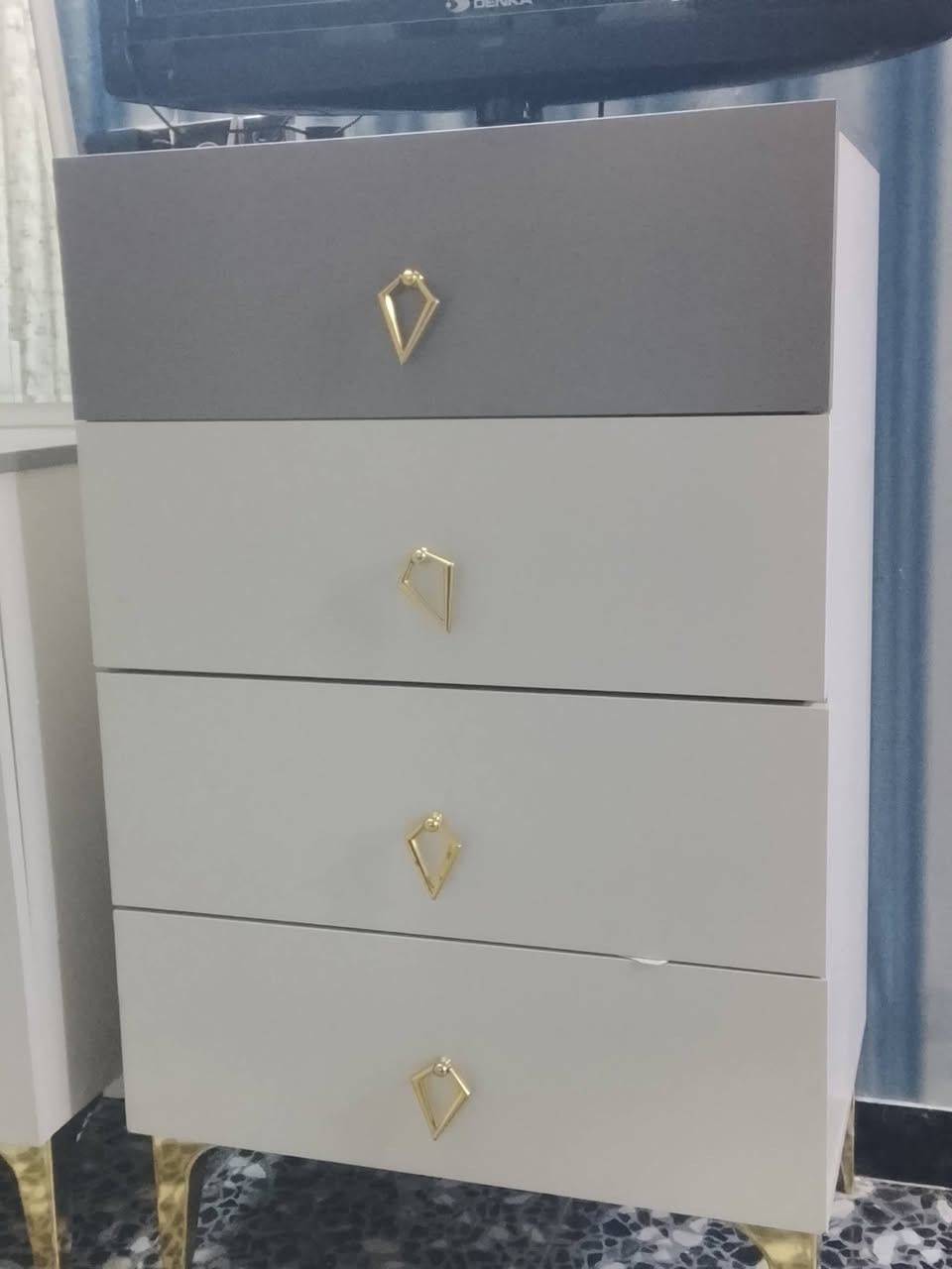 غرفه تركيه نضيفه للبيع السعر 900 وبيه ومجال رقمي ***********
