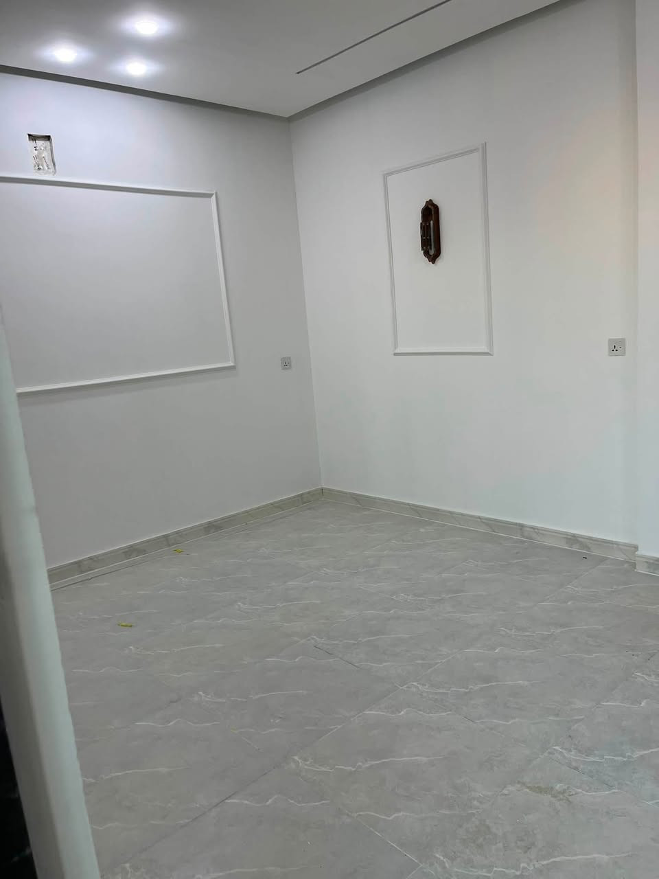 سلام عليكم
بيت 🏠 للبيع 
مساحه ٥٠م
واجه ٥نزال ١٠ على شارع عرض ١٢م تجاري 
البيت طابقين يحتوي على ٢غراف نوم 🛌 
+حمام +مطبخ +استقبال البيت كامل مفتاح بدون اي نقص 
موقع البيت الدوره البوعيثه مجمع العدل الثاني كامل خدمات ماء 💧 كهرباء ⚡️ تبليط 
للستفسار اكثر اتصل ***********
