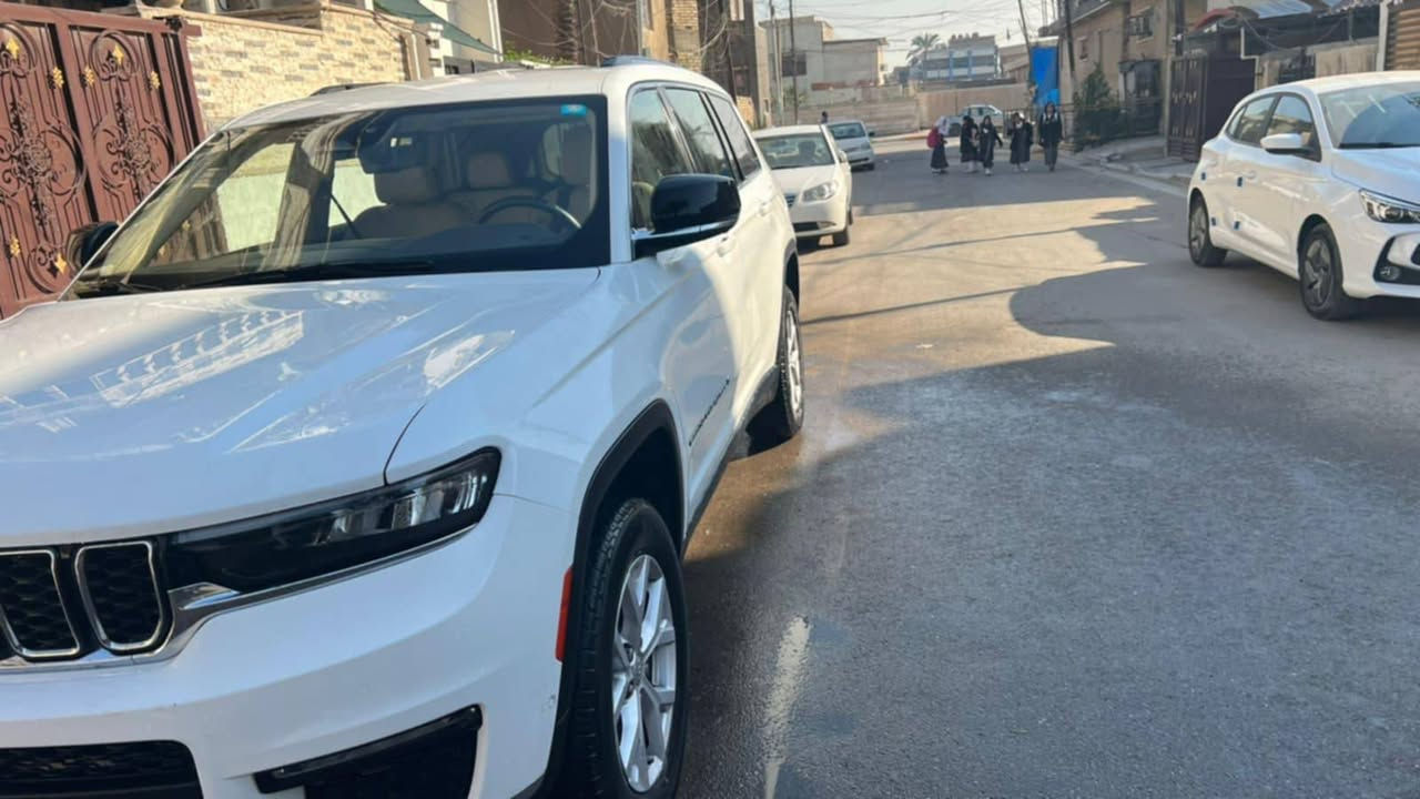 جيب كراند شيروكي لمتد 7 راكب .
الموديل : 2022 . امريكي المحرك : V6.  3.6L . 
العداد : . ( ٧٤ ميل. 

المواصفات :
* دفع رباعي 4x4 . 
* رادار امامي مع مانع تصادم . 
* تحذير الخروج عن المسار . 
* تحذير النقطة عمياء ⚠ .
* ويل قياس 20 انج .
* سقف بانوراما . 
* شاشه كبيرة 10.1 انج . 
*خمس كامرات من كل اتجاهات
* نظام الخرائط (GPS) .
* كاميرا داخلية . 
* كاميرا خلفية . 
* المصابيح الأمامية زنون .
* كشافات الضباب زنون .     
* تشغيل عن بعد .
* صندوق كهربائي .
* مقصورة الركاب من الجلد الفاخر .
* حفظ وضعيات الجلوس (ميموري) . 
* المقاعد الأمامية كهربائية .
* المقاعد الأمامية تبريد وتدفئة .
* المقاعد الخلفية تدفئة .
* سستم صوت Alpine . 
* انارة داخلية LED . 
* حساسات خلفية . 
* 7 راكب vip
* مكيف خلفي مع وحدة تحكم منفصلة . 
* تدفئة ستيرن . 
* مانع تصادم خلفي .
وامامي
* بلوتوث تلفون . 
* محدد سرعة . 
* نظام التشغيل والاطفاء الاوتوماتيكي .
* ⁠سياره مكفوله كفاله عامه 
عد باب خلفي مبدل وبارد كد  شب بلجملغ خلفي
رقم الهاتف ***********
مكاني بغداد البنوك
السعر 315$ وبيه مجال
