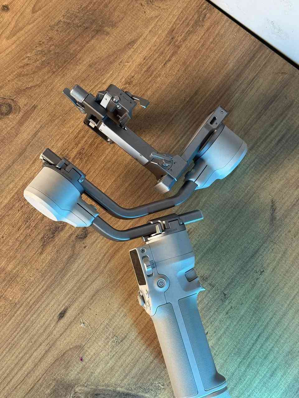 اقرء المنشور عدل 🤍
كاميرا canon 250d / ٦٤٥

الملحقات : 

- رامات 2 

- بطارية + شاحنة 2 

- عدسة الكاميرا الاصلية 

- حقيبة 

- حافظ رامات من التلف 

________________ 

عدسة 50mm / ١٢٥

رونين rs4 mini /  ٣٥٠

ستاند كاميرا / ١١٠ 

تحويلة نقل من الكاميرا ( للهاتف او الحاسبة ) 

للتواصل واتس اب 

***********📞
