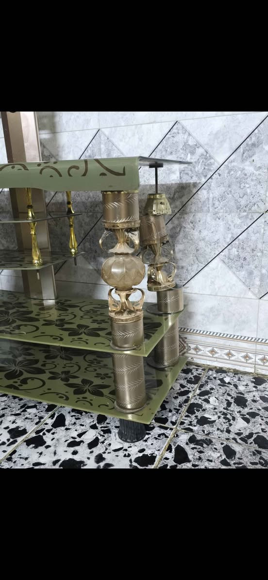 سلام عليكم ميز بلازمه كزاز نضيف بس ابلاستكه طاكه وماعلي شي مثل مموضح بل صوره يشيل بلازمه حجم  ٥٠ اني شاد عليه سعره ٢٥ مكاني بغداد الحسينيه مال راشديه *********** الفارس, صلاح الدين
