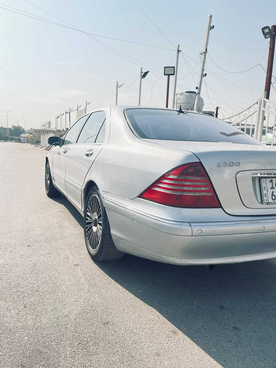 للبيع ملكة الخطوط (مرسيدس غواصة - لارج) بنظافة مميزة
بسم الله ما شاء الله.. بارك الله للبائع والمشتري
للبيع مرسيدس غواصة (S-Class) موديل 2001، الحجم المرغوب (لارج - باب طويل)، سيارة مال بيت ونظيفة جداً.
المواصفات والتفاصيل:
• المحرك: 8 سلندر (V8) نشط جداً وبحالة ممتازة.
• الحجم: لارج (Large) الباب الطويل، قمة في الراحة والرحابة.
• النظافة الخارجية: السيارة مصبوغة "عام" لغرض الجمالية وتجديد اللون (بدون حوادث)، اللون يلمع والبدن مرتب جداً.
• المواصفات الداخلية: فول مواصفات (Top Clean).
• النظام: جوبلسات (نظام التعليق) شغالة وبحالة ممتازة.
• الكشنات: جلد أصلي، تدفئة وتبريد (شغال)، تحكم كهربائي كامل.
• التبريد: ثلج ما شاء الله (نظام منفصل).
• الإضافات: حدادية جديدة، تخم تاير جيد جداً، سنوية مجددة والرقم.  بصره الدولي).
السيارة جاهزة للنمرة، لا تحتاج لأي مصاريف، ومناسبة جداً للشخص الذي يبحث عن الفخامة والراحة.
• السعر: (90$) وعيوني للشراي الطيب بيه مجال بسيط.
• مكان التواجد: (بغداد).
• للتواصل والاستفسار: (***********).
