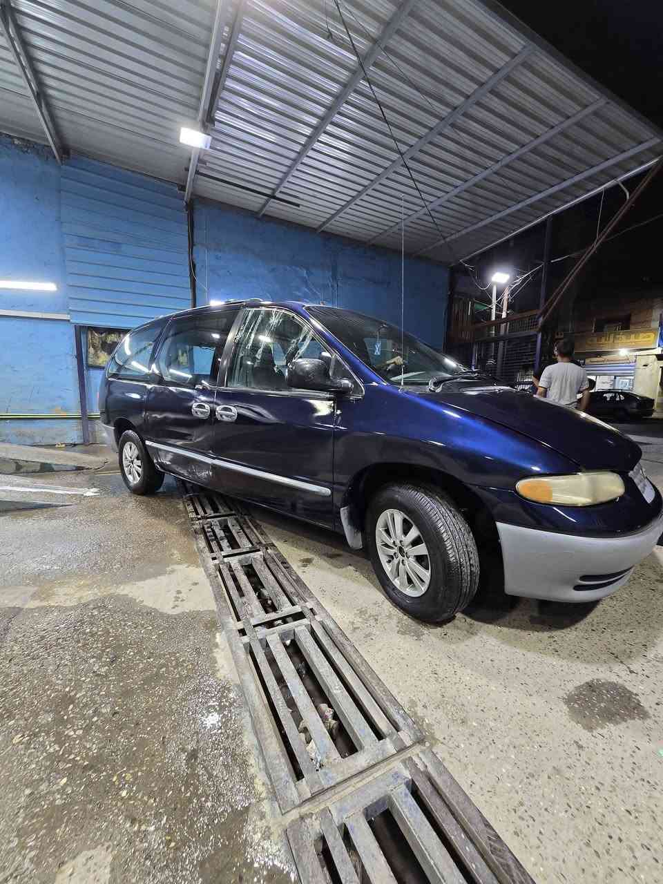 سلام عليكم دوج كرفان موديل 2000 شاصي طويل سبعة راكب سيارة جاهزة نقصة فقط تبريد ولكمبريسر موجود سعر 55 وبي مجال مكان سيلرة بغداد الجديدة رقمي ***********
