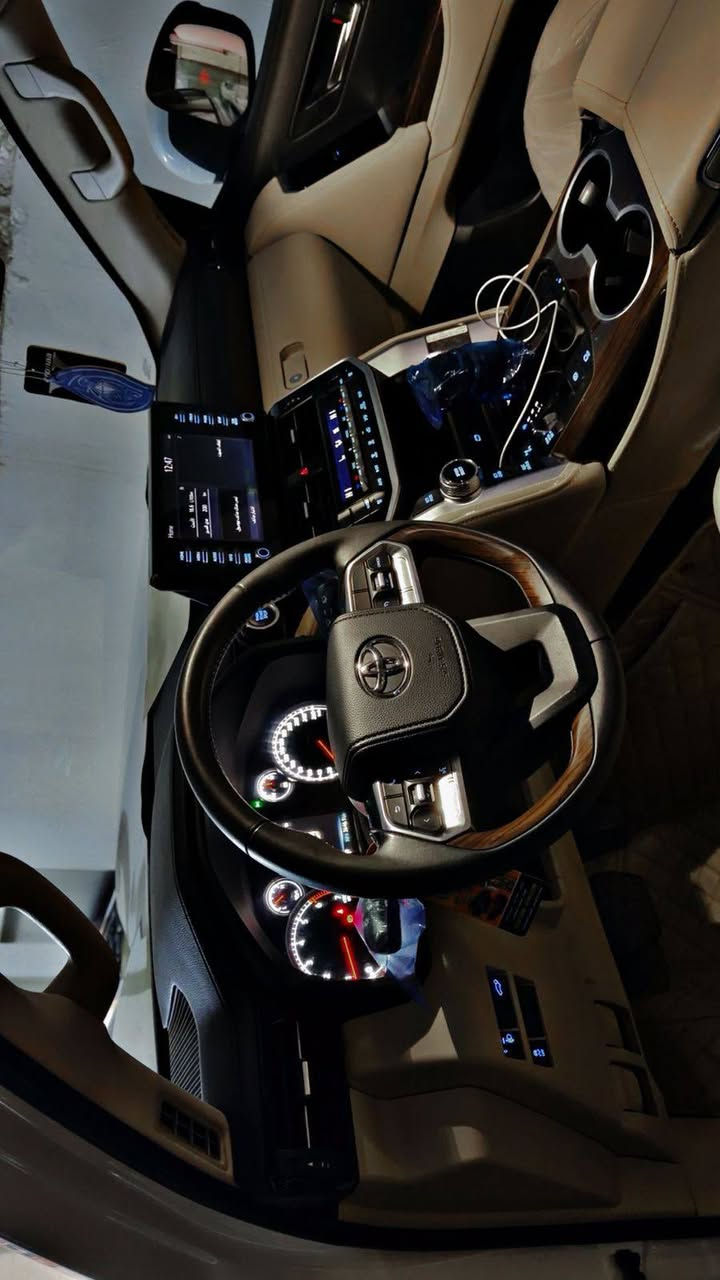 لاندكروز : 2022
الفئة: gxr ثلاث شاشات تطبيق 
المحرك: تنفس طبيعي
المواصفات: فول 
الممشى: 65 الف كم
الوارد: شركة ساز
الحالة: صفر – نظافة عالية
المواصفات:
بصمتين شركة
سلايد
شغال
كاميرا
نظام صوت
حساسات 360 درجة
زراك لايت
شاشة كبيرة
كراسي جلد بلاد
كراسي تبريد وتدفئة
شاشات خلفية بلاد
كراسي كهرباء عدد 2
صندوق كهرباء
ثلاجة
باقي المواصفات المعروفة
التحويل: بشرط التحويل
الضمان: مكفولة ماعدا ربع بنيد صبغ فقط حتى الدعميات بشرط 

موقع السيارة: أربيل
للاستفسار:***********
