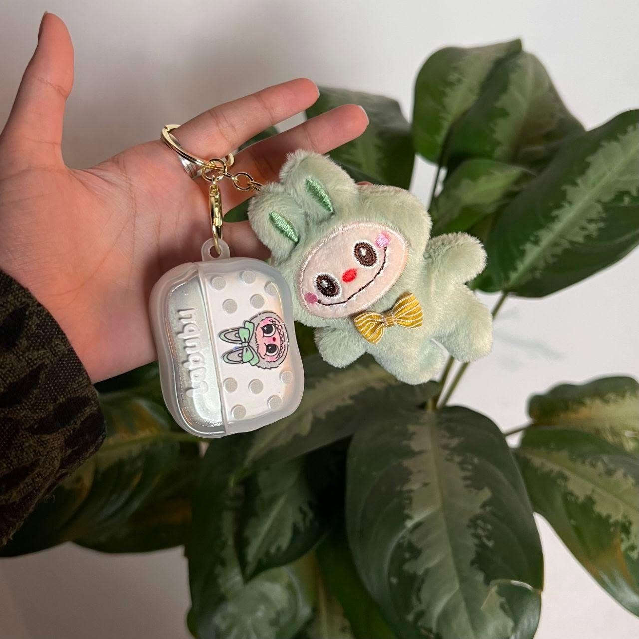 🎧🐰 سماعات Labubu اللاسلكية GT-21 مع ميدالية لابوبو اللطيفة
💰 السعر: 21,000 دينار عراقي فقط
✨ المميزات: • سماعات لاسلكية بتصميم Labubu الكيوت والمميز. • تشغيل تلقائي للسماعات عند فتح علبة الشحن. • جودة مناسبة للاستماع للموسيقى والمكالمات اليومية. • ميدالية Plush لطيفة مرفقة يمكن تعليقها على المفاتيح أو الحقيبة أو الهاتف. • تصميم عصري وكرتوني محبب لعشاق شخصيات Labubu. • سهلة الاستخدام، ويتم إطفاؤها تلقائياً عند إرجاعها إلى علبة الشحن وإغلاق الغطاء. • مناسبة للبنات والشباب (للجنسين). • متوفرة بعدة أشكال وتصاميم مميزة.
📦 محتويات العلبة: • سماعتان لاسلكيتان. • علبة شحن. • دمية Labubu Plush مع ميدالية تعليق.
🎁 خيار جميل للاستخدام اليومي أو كهدية مميزة لمحبي شخصيات Labubu.
💰 السعر: 23,000 دينار عراقي. خناقين, ديالى


**إذا كنت صاحب هذا الإعلان وتريد حذفه لأي سبب، رجاءا أرسل رسالة إلى الدعم الفني**