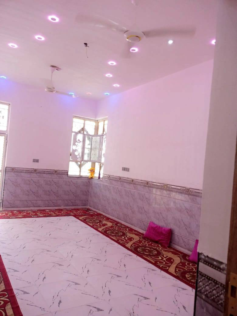 السلام عليكم
بيت للبيع زراعي مقابيل الطاقه الكهربائيه الجديده 
مساحه 550
بناء جديد 
مكون من
3 غرف
و صاله 11 متر
واستقبال 7 متر 
وصحيات داخليه وصحيات خارجيه
و دوانيه 13 متر
للاستفسار اكثر ومعرفه سعر الاتصال علئ رقم ***********
