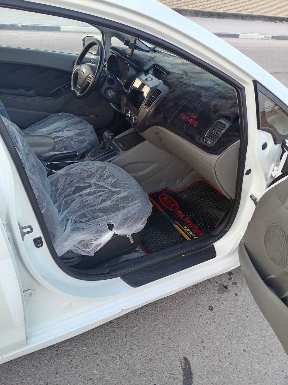 سلام وعليكم سيراتو مديل 2015 وراد خليجي فتحه كامل مواصفات ماعده بصمه مكينه وكير كفاله 1600 دوش تبريد حداديه كامله جاهزه تخم تاير جديد رقم بصره انكليزي السياره طابه هزه كامله سنويه 2031 السعر 93 رقم الهاتف ***********
