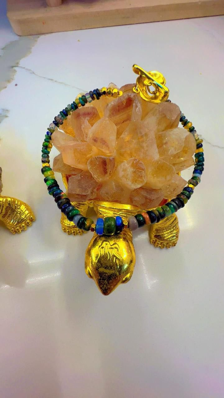 سوار الأوبال – سرّ الضوء المخفي

ليس كل حجر يُشبه غيره…
بعض الأحجار تُشبه قطعة من السماء حين تختبئ فيها الألوان.

الأوبال حجرٌ يُقال عنه أنه يحمل نورًا متحركًا،
كلما تحرك الضوء عليه كشف سرًا جديدًا.

هذا السوار ليس مجرد زينة…
بل قطعة تحمل طاقة الإلهام والحدس وصفاء الروح.

عندما تلبسين الأوبال
تشعرين وكأن بداخلك بابًا يُفتح بهدوء
ليُعيدك إلى نفسك الحقيقية.

النية:
تعزيز الحدس – جذب الجمال الداخلي – إشعال نور الإبداع.

قطعة مميزة من
إيزيس للبخور والأحجار
حيث لكل حجر حكاية… ولكل حكاية نية


**إذا كنت صاحب هذا الإعلان وتريد حذفه لأي سبب، رجاءا أرسل رسالة إلى الدعم الفني**