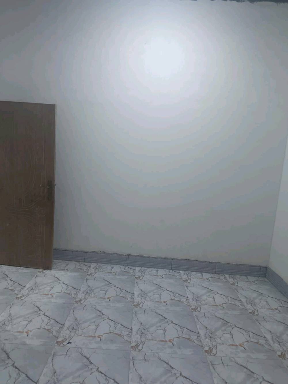 السلام عليكم بيتين للبيع كرمه علي السده مالت الشط منطقه الطوزه واحد مساحه 200 كامل والثاني مساحه 180 نقص الدوانيه بدون سقف والحمامات والمطبخ بدون سيراميك جداري السعر 70 وبيهن مجال قليل رقم الهاتف.   علمن البيت الثاني مامصو ه***********