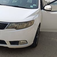 سيارتو ٢٠١٢  بيها هلالين جاملغات الخلفيه فقط صبغ كما موضح بالصور  وبار...