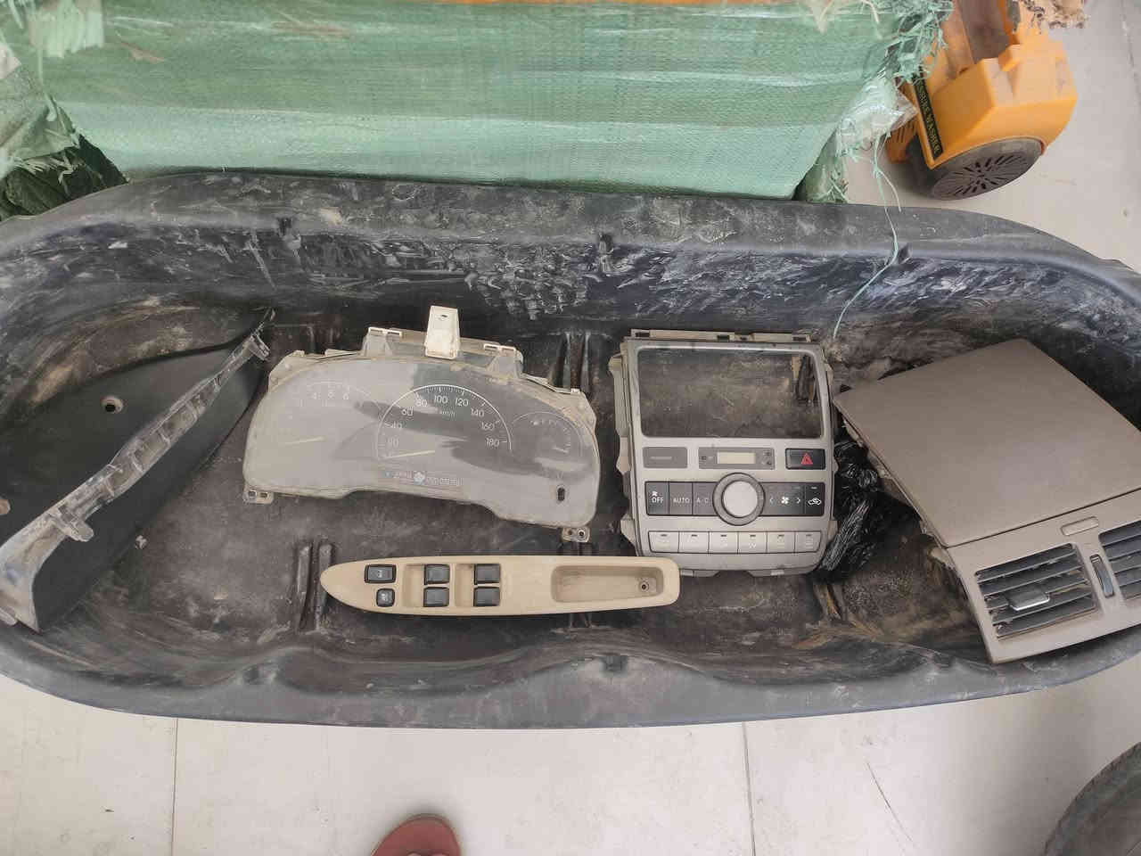 غراض ابصم للبيع وعندي باب امامي صدفي وباب خلفي سلفر وجاملغ امامي جههة الايسرئ هم صدفي كامرات عطر  اماميه بلاديه العنوان البصره القبله 
***********
