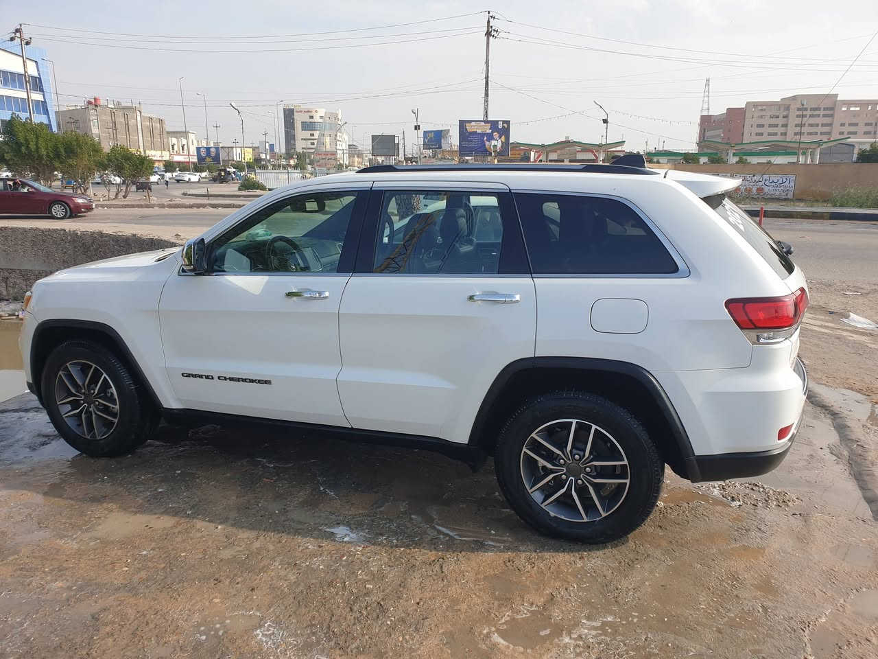 جيب كراند شيروكي وارد امريكي موديل 2021 رقم بغداد باسمي الحادث مرفق بالصور لكن لا لغود ولا شواصي متاثرة سهرها ٢٥٠ ورقه اتصال ***********
