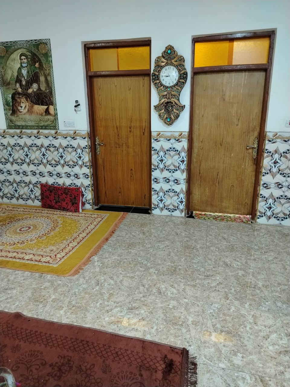 بيت للبيع في حي الجامعه قرب مجمع فدك طابقين 5 غرف نوم الطابق ثاني نقص تشطيب فقط  مطلوب اسكان 10السعر المطلوب  170 معا الاسكان  الاستفسار اتصال ***********
