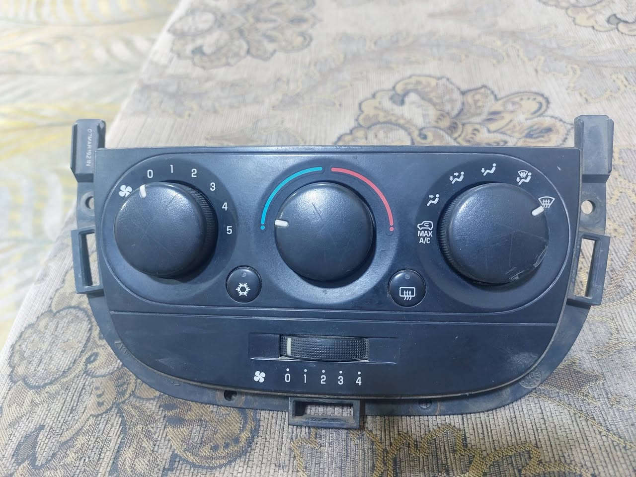 اعاده الشنر بسبب الوعود   الكاذبه
لايتات شفرليت بلاندر  لا كسر ولا فطر فقط صفار  ويروح بل بوليش او جلي
 طبله تحكم تبريد أمامي وخلفي يعني 3قطع 
السعر لايتات 100 
السعر الطبله تحكم 50 
مكاني بصره
  ماعندي توصيل 
***********
