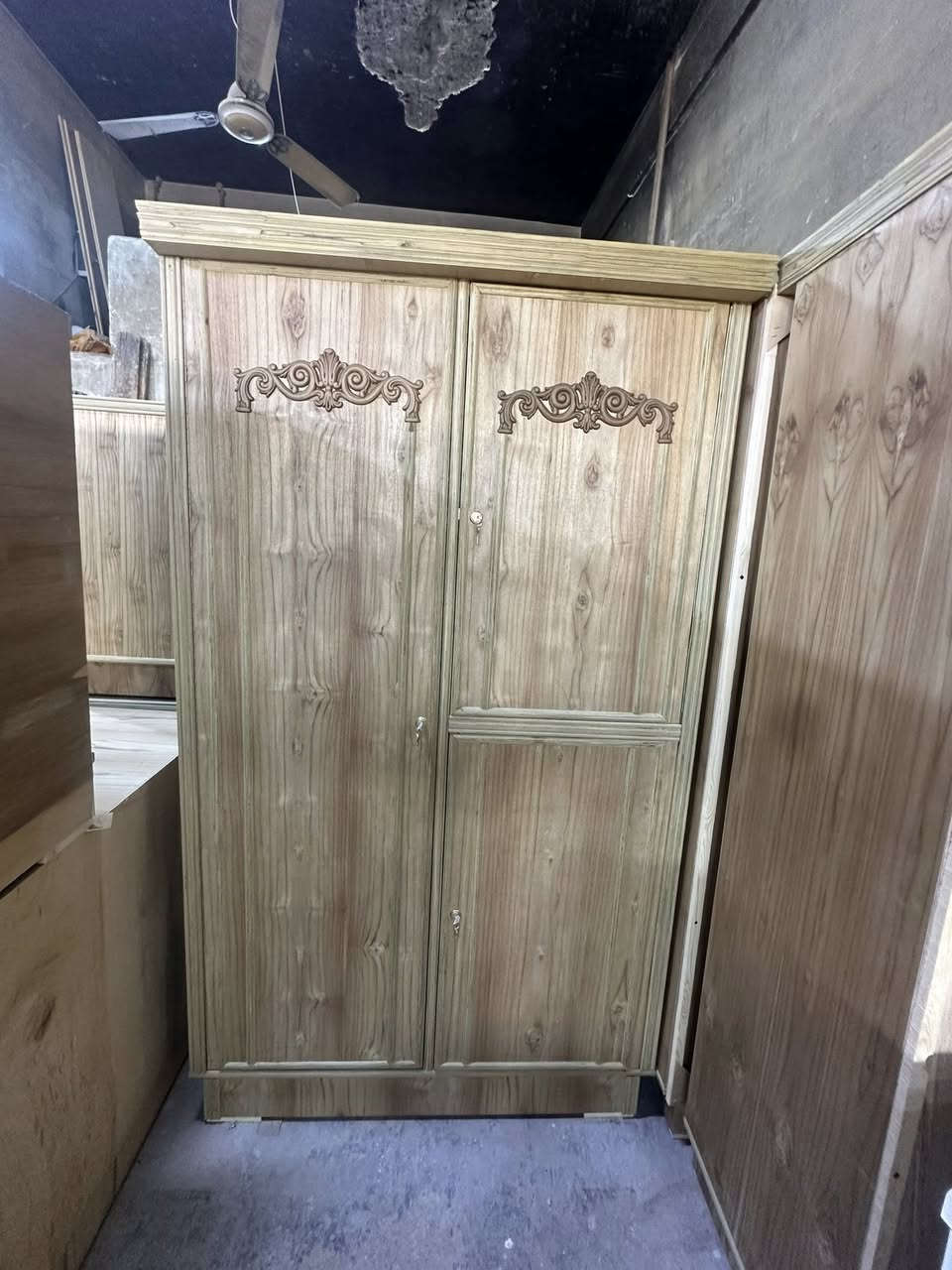 السلام عليكم معمل نجارة الساعدي البيع الاثاث العراقي الجديد العنوان بغداد الاتصال والاستفسار على الرقم ***********
