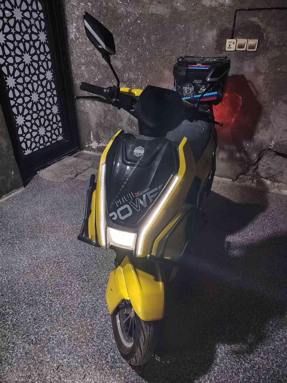 مطور شحن للبيع
تفاصيل
المحرك: قوة تصل إلى 2500 واط.
البطارية: نظام 72 فولت، عادة ما تكون 6 بطاريات، وتوفر مدى سير يصل إلى حوالي 60 كيلومتر في الشحنة الواحدة.
السرعة: سرعة قصوى تصل إلى 99 كم/ساعة للموديلات القوية.
الميزات: شاشة ديجيتال، نظام بصمة، جهاز إنذار ضد السرقة، ونظام رجوع للخلف.

سعر بلخاص


**إذا كنت صاحب هذا الإعلان وتريد حذفه لأي سبب، رجاءا أرسل رسالة إلى الدعم الفني**