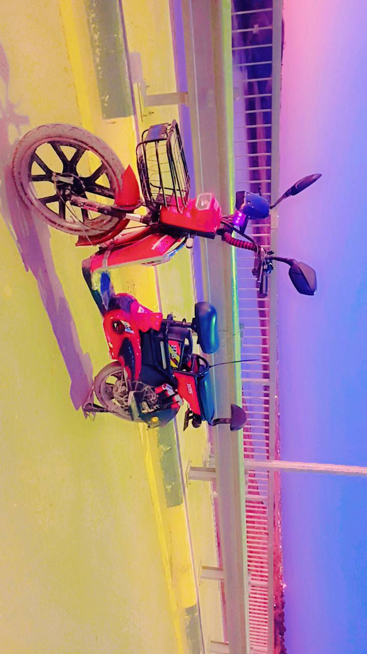 سلام عليكم اخوان متاح 
🏍️موطور شحن مستخدم شي قليل  لون احمر نفس ما واضح 
1.  عدد لبطاريات 5
2.  سرعه 99
3.  موطور كامل من كلشي 
4.  يشتقل سويج 
5.   تواير تضاف 
6.   بريكات شقاله 
7.                                مكاني تكريت لقادسيه ابو عغرب 
8.           سعر 500الف بي مجال بصيط 
9.  رقمي ***********
