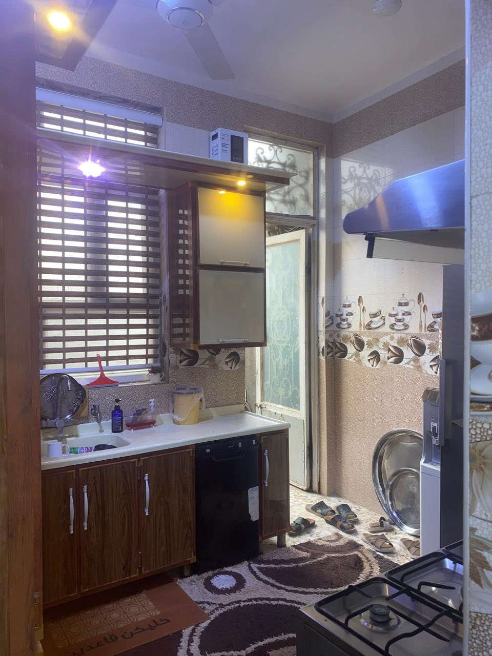 بيت بناء 2020 المساحة 136 حقيقي  حي الصدر الشارع الي بظهر فرح مول  بالضبط طابقين الطابق الاول براني ومطبخ وهول وغرفتين وصحيات وتهويات اثنين وطارمة صغيرة الطابق الثاني غرفتين وصحيات وبيتونه كاملات اضافة الى باقي المساحة مبني فوكهه قاعة جبيرة واصلة للسكف تصلح تصير شقة معزولة 
للاستفسار ***********
