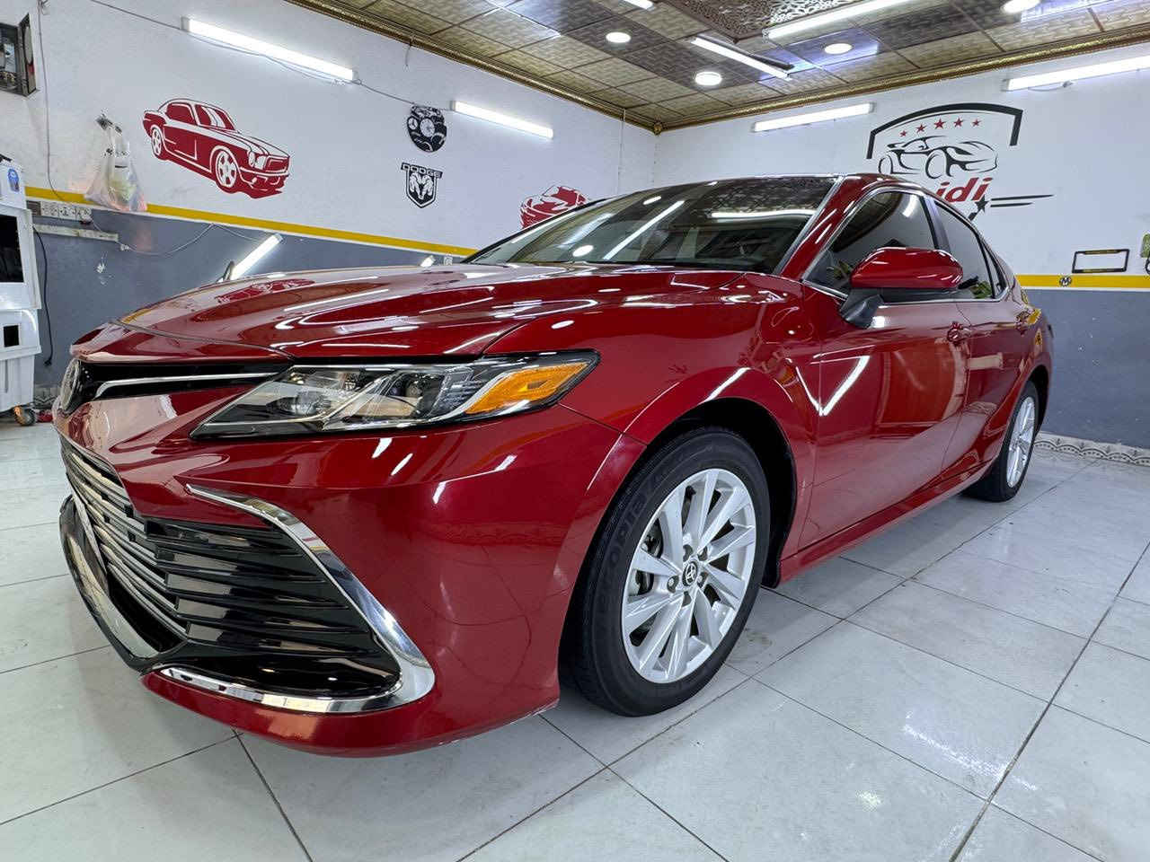 سلام عليكم للبيع كامري 2024
TOYOTA
CAMRY 
LE
2024
2,5L
V4
37,000 MİLES

المواصفات LE 👑///
• مكينة 4 سلندر (V4)
• سعة المحرك 2.5 لتر بنزين
• قوة 203 حصان
• قير أوتوماتيك 8 سرعات
• نظام دفع أمامي (FWD)
• أوضاع قيادة متعددة (Sport / Eco / Normal)
• تبريد أمامي ثنائي
• إشارات بالمرايا
• تحكمات على الستيرنغ
• شاشة 7 إنش (قياسي LE)
‏• Apple CarPlay
‏• Android Auto
• بلوتوث
• مثبت سرعة راداري
• نظام تحديد المسار
• رادار أمامي
• نظام منع الاصطدام
• كاميرا خلفية
• نقطة عمياء (حسب الفئة/اختياري)
• تنبيه مرور خلفي
• جنوط ألمنيوم 17 إنش (قياسي LE)
• تشغيل بزر (Smart Key)
• دخول ذكي
• مصابيح أمامية LED
• إضاءة نهارية LED

ضرر/// جاملخ و بونيد صبغ فقط ❗️
ايرباك استيرن راجع سستم ✅

السعر ///185 $ ورقة وبيها مجال 💵

سيارة نضيف و جاهز ما بيها اي نقص✅

پوليش و حمام جديد ✅

العنوان كركوك 🌇

📞 0770 094 3499
