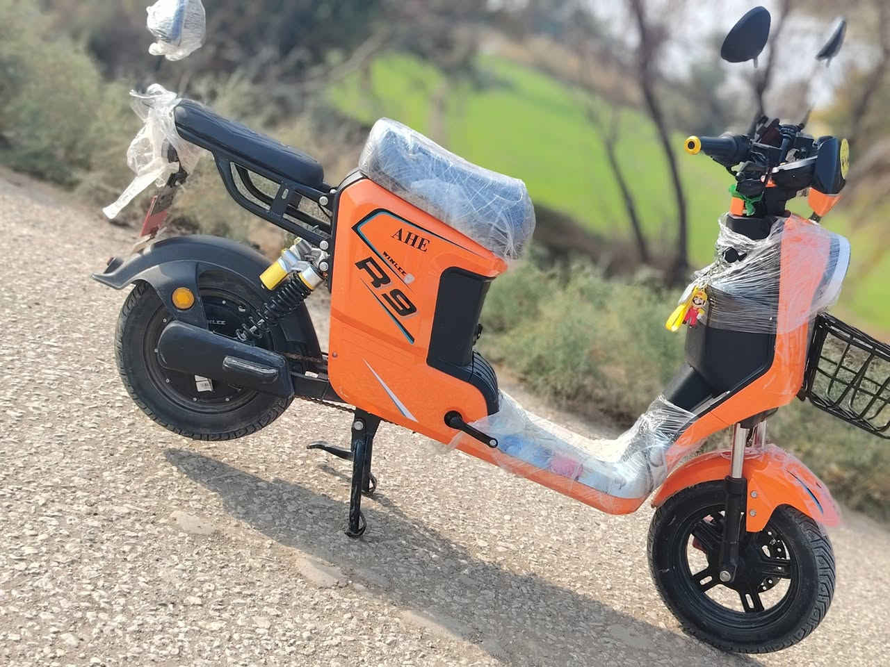 🔴 للبيع دراجة شحن R9 ونلي موديل 2026
الدراجة استعمال شهر فقط، بحالة ممتازة مثل الجديدة وما بيها أي عطل.
✔️ بطارية أصلية قوية وشحنها طبيعي.
✔️ المشي ثابت وسلس.
✔️ المكينة نظيفة وما مصروفة.
✔️ الهيكل خالي من الكسر أو اللحام.
✔️ الإطارات بحالة جيدة.
✔️ الفرامل تمام.
✔️ الإنارة والإشارات شغالة.
✔️ ما محتاجة أي تصليح.
✔️ مكفولة وجاهزة للاستخدام اليومي.
مناسبة للشغل والتوصيل والحمل الثقيل.
✔️ بيه بصمه تشغيل عن بعد وجهاز إنذار  وكارت تشغيل+تقفل ستيرن 📞 الاتصال: … المكان: …بابل الشوملي …***********واتساب 💰 السعر: ……580 وبيه مجال
