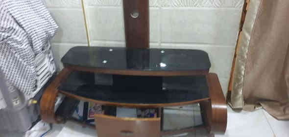 السلام عليكم 
ميز تلفاز نظيف استعمال قليل غراضه كاملة 
مابيه اي اشكال ولا اي شي 
السعر ٣٠ الف الاتصال بالرقم ***********
