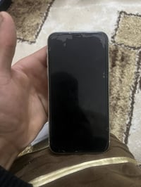 ايفون ١١ • ١٢٨ • شاشة فيها خط