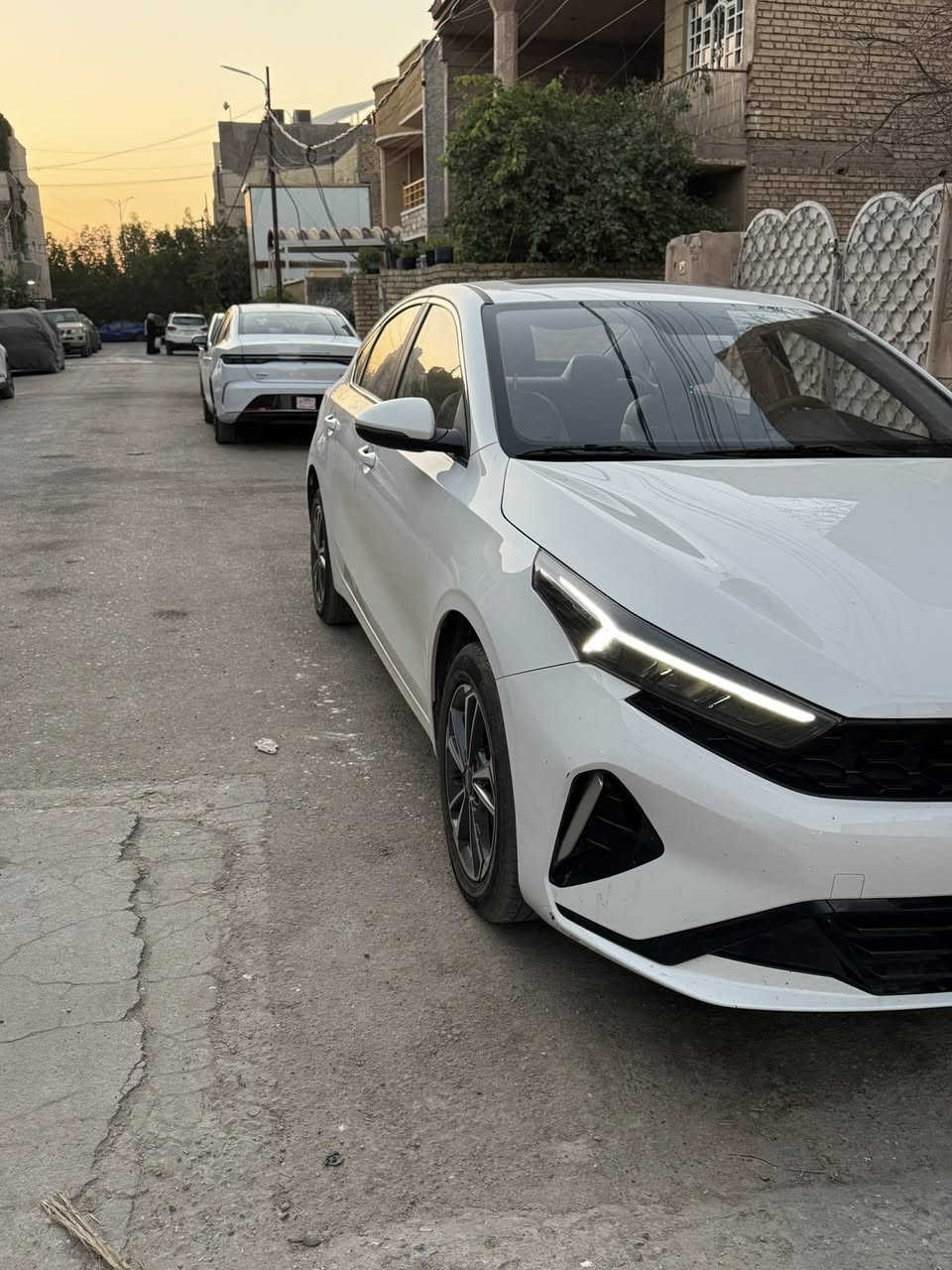 السلام عليكم.. سيارة كيا K3 لون ابيض موديل 2022 للبيع
السيارة بحالة ممتازة جداً ونضيفة (أخت الزيرو)، وجاهزة من كلشي ومابيها أي نقص 

 الموديل: 2022

 ماشية: 26,382 

 السيارة باسم شركة والتحويل مضمون وعليّ.

 الموقع/العنوان: بغداد - حي البساتين (الضباط).

المواصفات:

ليد امامي 

 بصمتين تشغيل وأبواب.

 كشنات جلد بلاد ونضيفة جداً.

 شاشة تفاعلية وكاميرا خلفية عالية الدقة للركن.

 نظام اوتو هولد (Auto Hold) وسايد بريك كهربائي.

 4 مودات قيادة (سبورت Sport، إيكو Eco، سمارت Smart، والعادي).

 فتحة سقف بنوراما.

 تبريد قطعتين 

 الصندوق الخلفي ذكي ).

 تخم تايرات جديد كامل.

السيارة على وضع البلاد وكلشي بيها شغال وجاهز

للتواصل والاستفسار (من المالك مباشرة):

📞 رقم الهاتف: ***********
