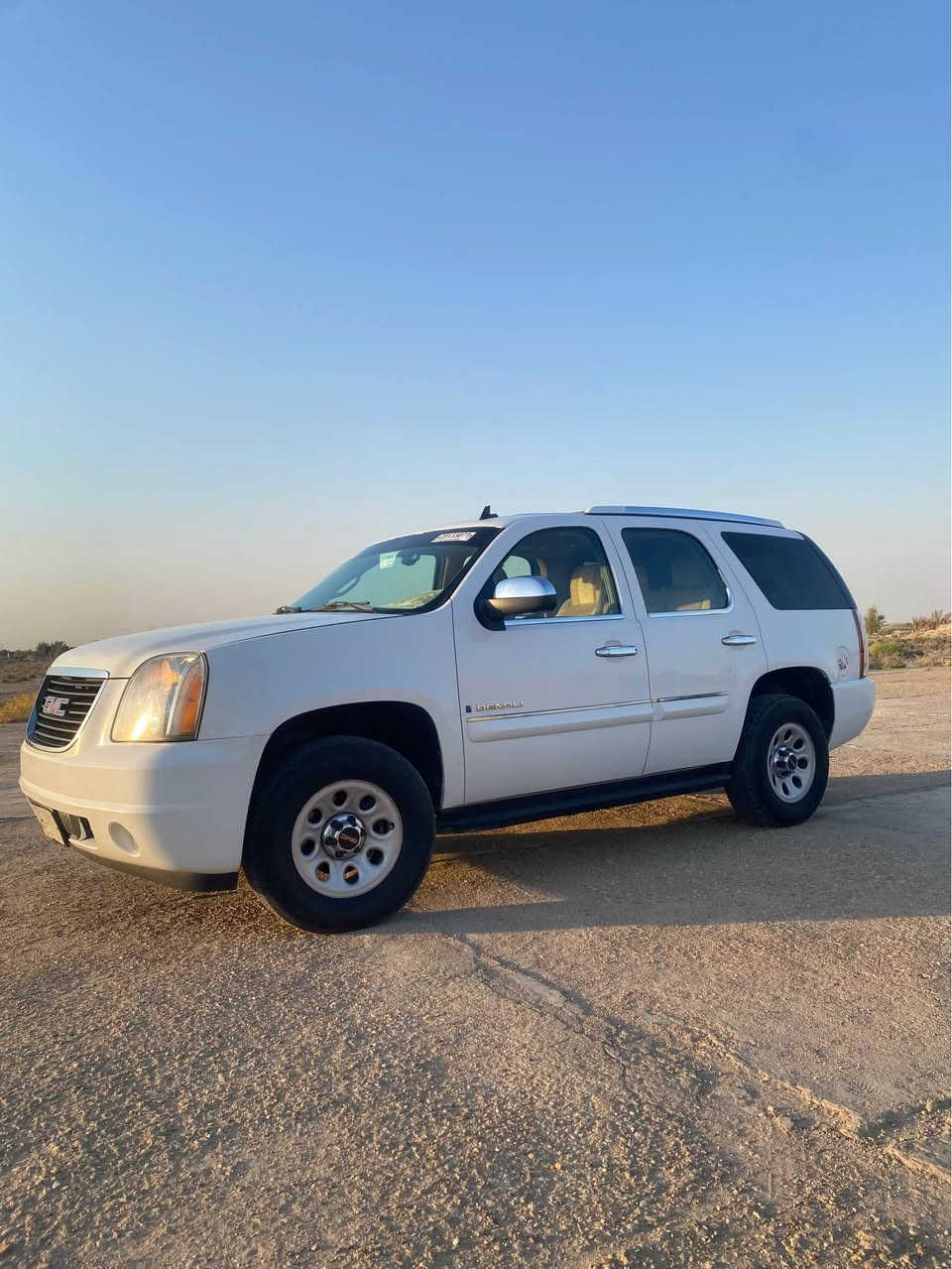 🚗 جمسي دينالي 2007 🚗
​المواصفات الكاملة للسيارة).
​🔹 النوع والماركة: جمسي يوكون دينالي (GMC Denali)
🔹 الموديل: 2007
🔹 اللون: أبيض أصلي
🔹 الوضعية الميكانيكية: سيارة جاهزة ومصروف عليها، محرك، كير، دفرنش (اكسل)، وحدادية كلها بحالة ممتازة وخير من الله.
🔹 الإطارات: طقم تايرات جديد (توه راكب).
🔹 حالة البدن (الصبغ): بيها جاملغ وبنيد صبغ، بدون أي دواخل (الداخل مكفول تماماً).
🔹 مكان التواجد: قرنه وبغداد السعر 170 وبيه مجال مراوس ابوما دورنكو تاهو موديل حديث ونطي فرق نقد *********** القرنة, البصرة
