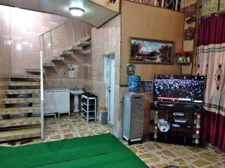 بيت للبيع مدينة الصدر قطاع61 مقابل مركز الكرامة
المساحة/144متر
الطابق الاول/صالة واستقبال وحمام ومطبخ وغرفة وحوش وصحيات2
الطابق الثاني/3غرف وحمام وتواليت مشترك
.
.
.
سعر : 250 قابل للتفاوض 
.
للاستفسا: *********** يوجد واتساب
