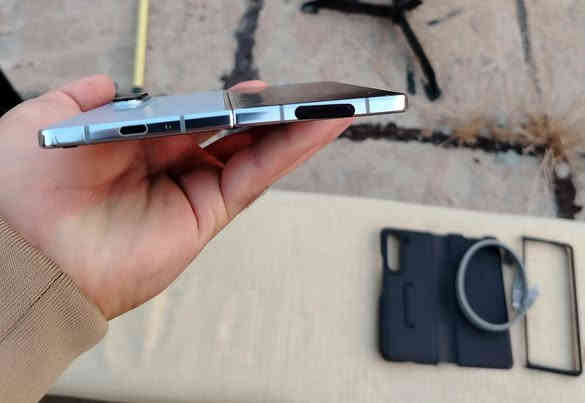 السلام عليكم سامسونگ zفولد5 نضافه100 ذاكره 256 نسخه الشرق الاوسط كله عربي ويا كفر جلد اصلي وحمايه عدسات اصليه وكيبل اصلي 100واط وفلاتر سماعه للمراوس فقط ماابيع شعندك نزل السعر 730قفل مكاني بغداد واسف عالاطاله وهذا رقمی***********
